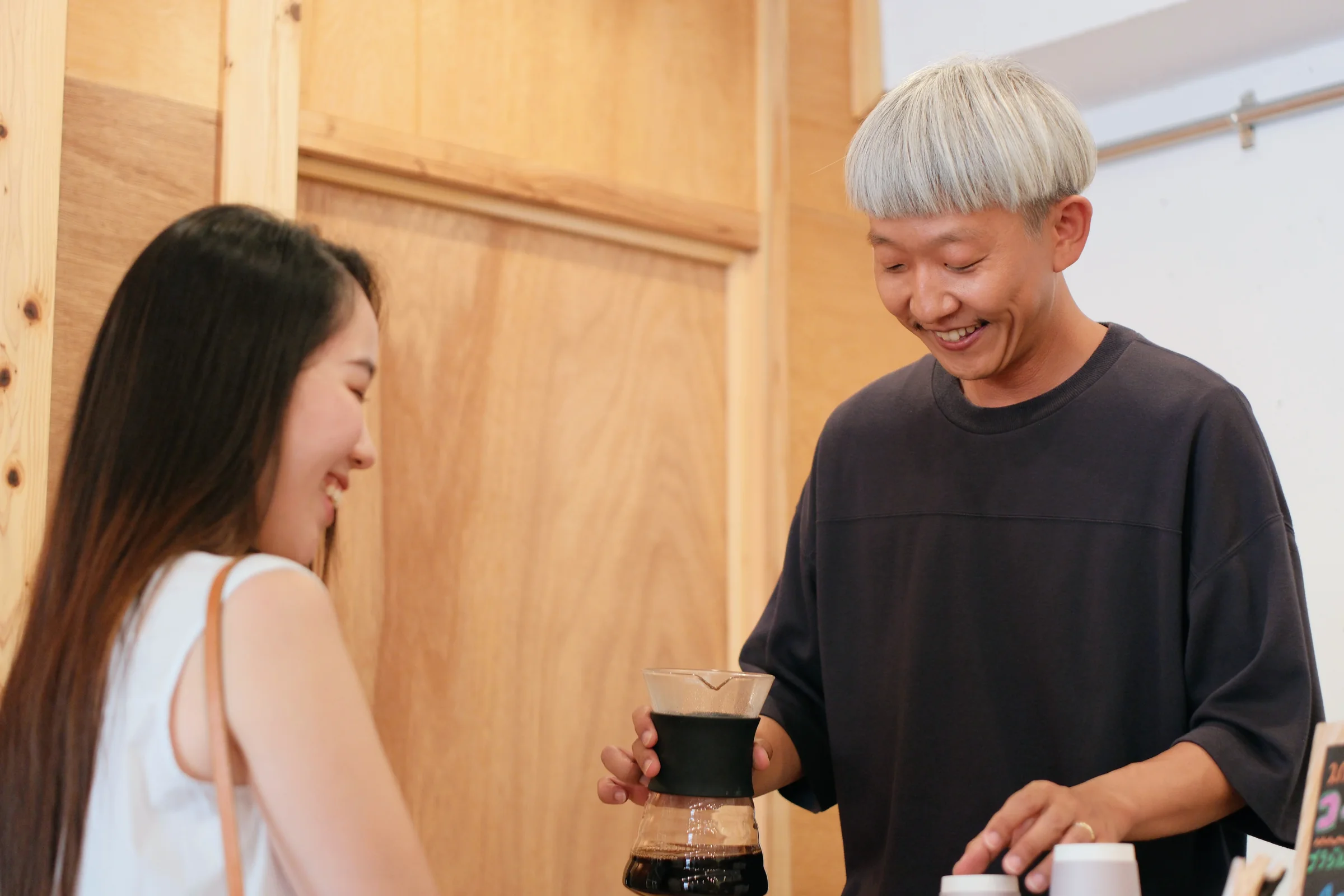 店内で談笑する店主と女性
