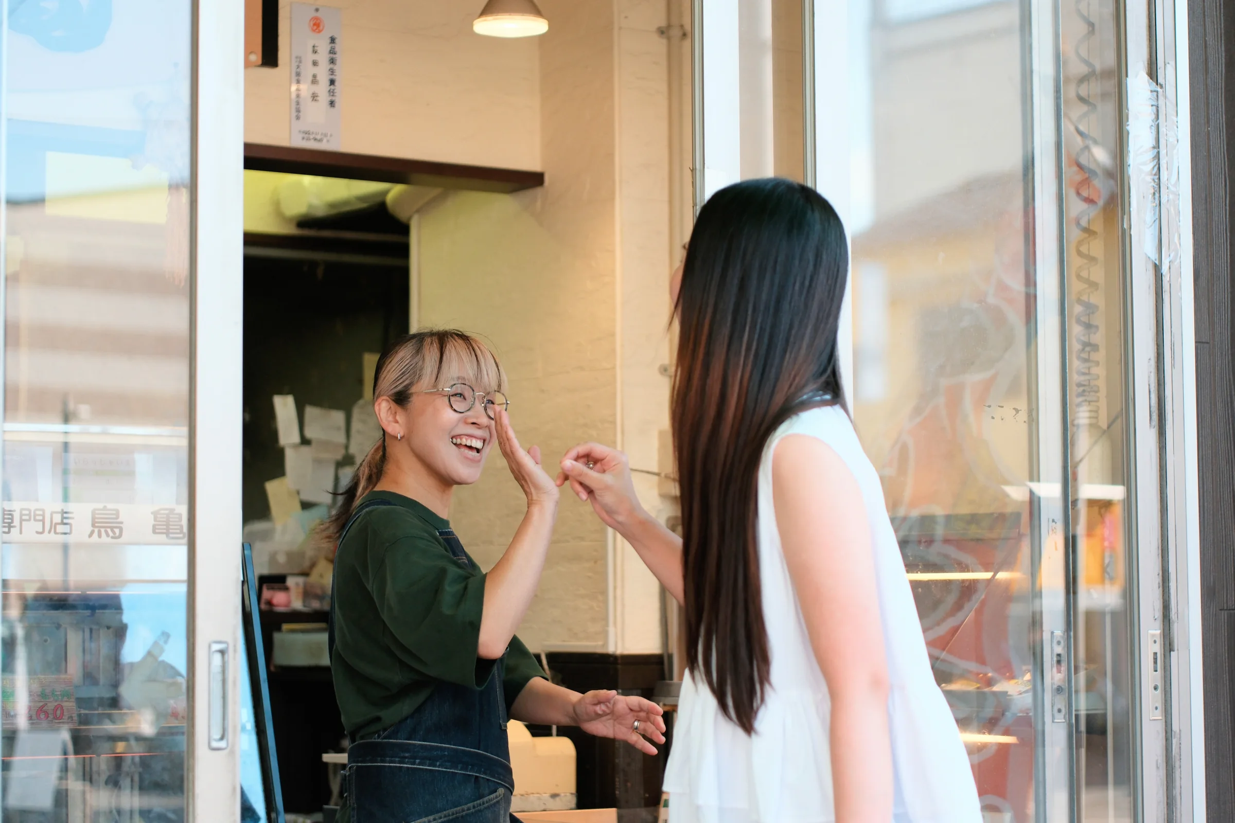店先で会話を楽しむ人々