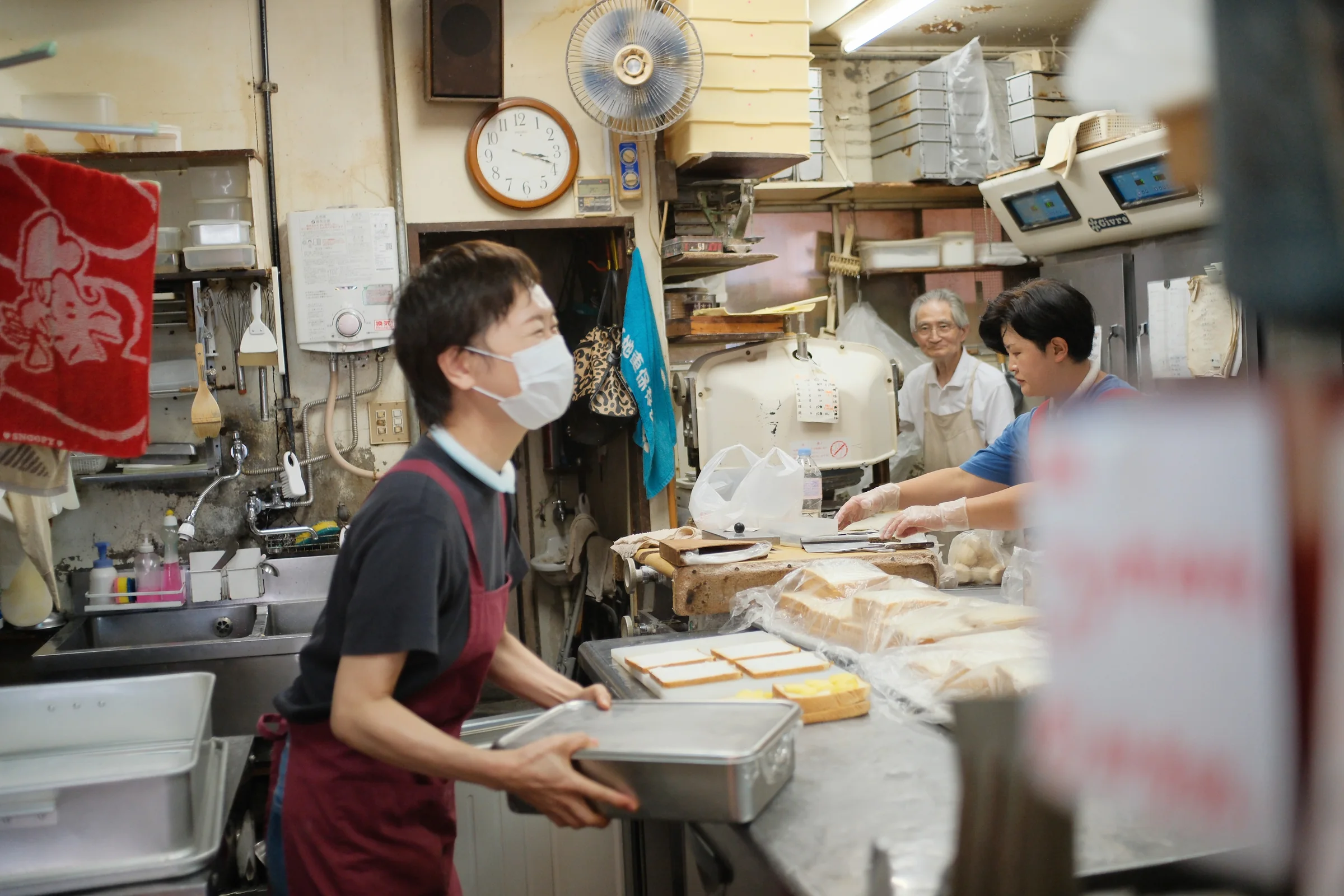 店内のカウンターで接客する様子