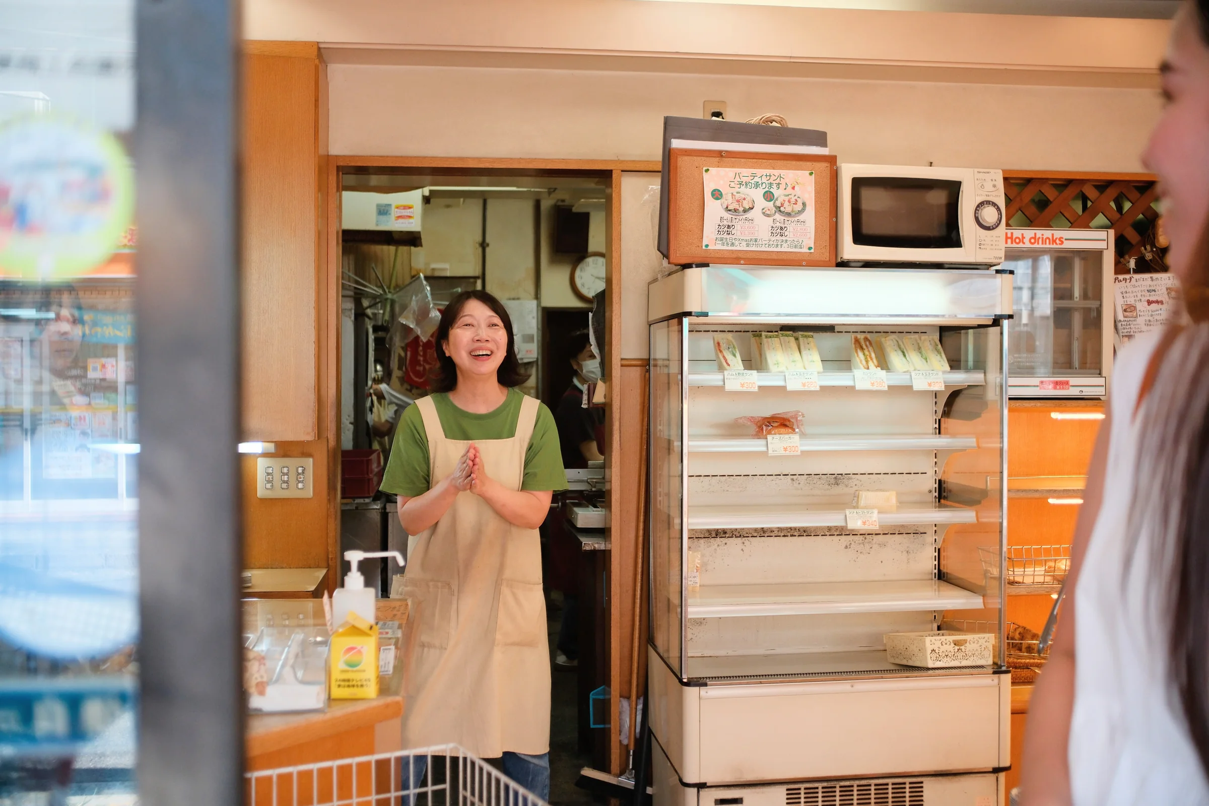 店内で迎える店主